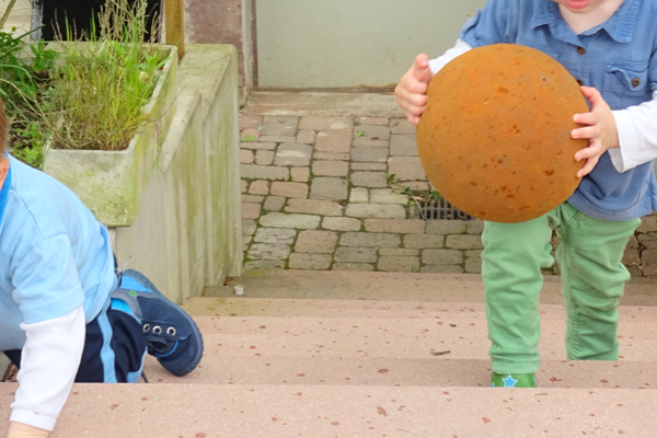 Treppen steigen in unterschiedlichen Entwicklungsstufen